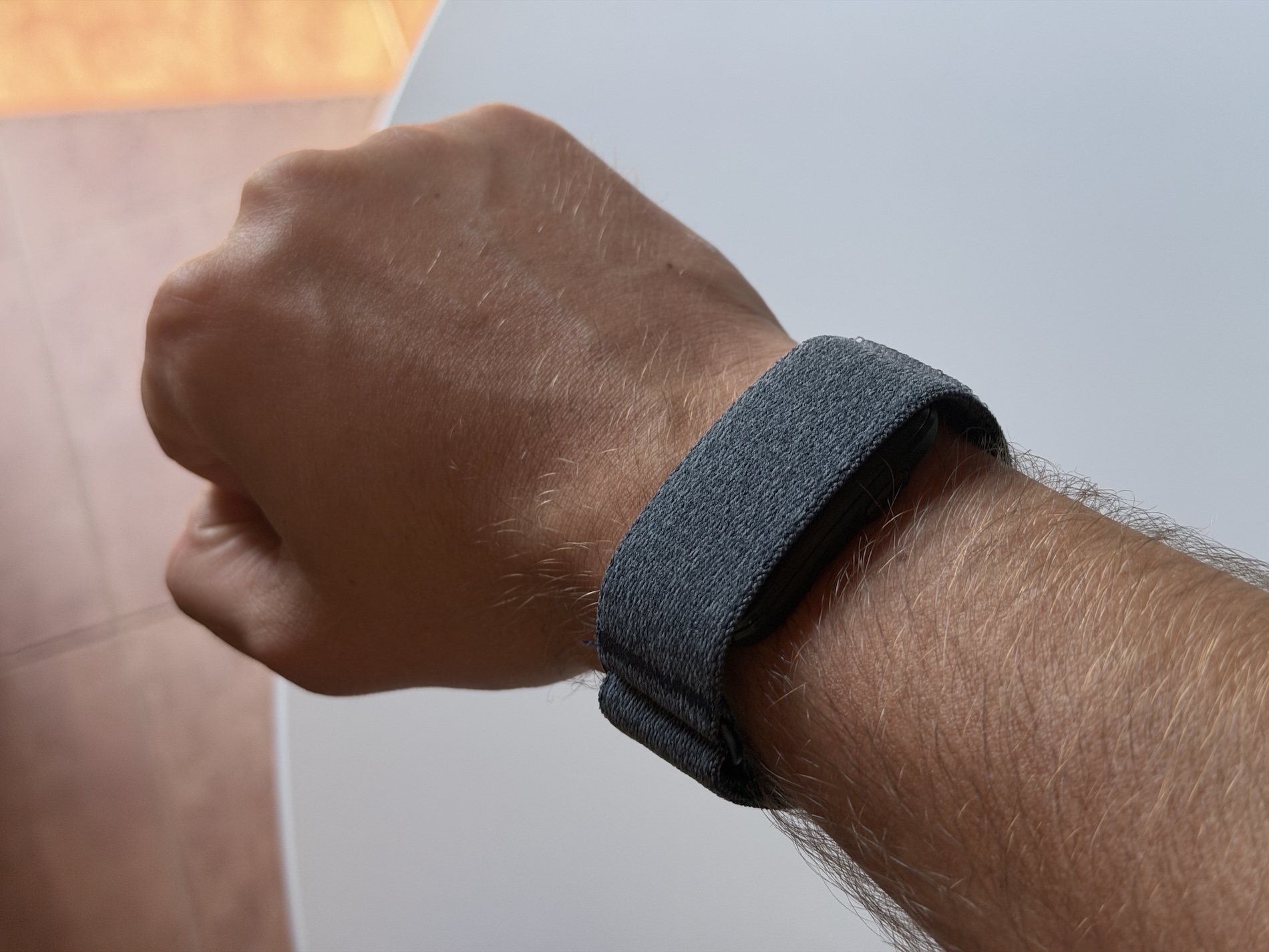 Thiết bị đeo không màn hình bùng nổ: Apple và Garmin xoay trục thế nào?