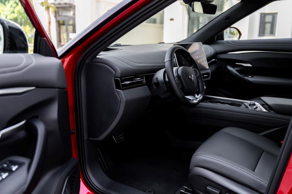 VinFast VF 7: SUV điện an toàn cho hành trình dài?