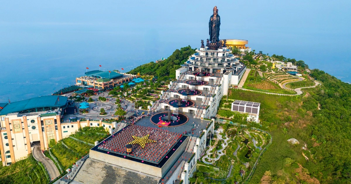 Triển lãm gốm nghệ thuật trên đỉnh núi Bà Đen: Khi gốm tâm linh gặp mùa Vu Lan và cờ đỏ Quốc khánh