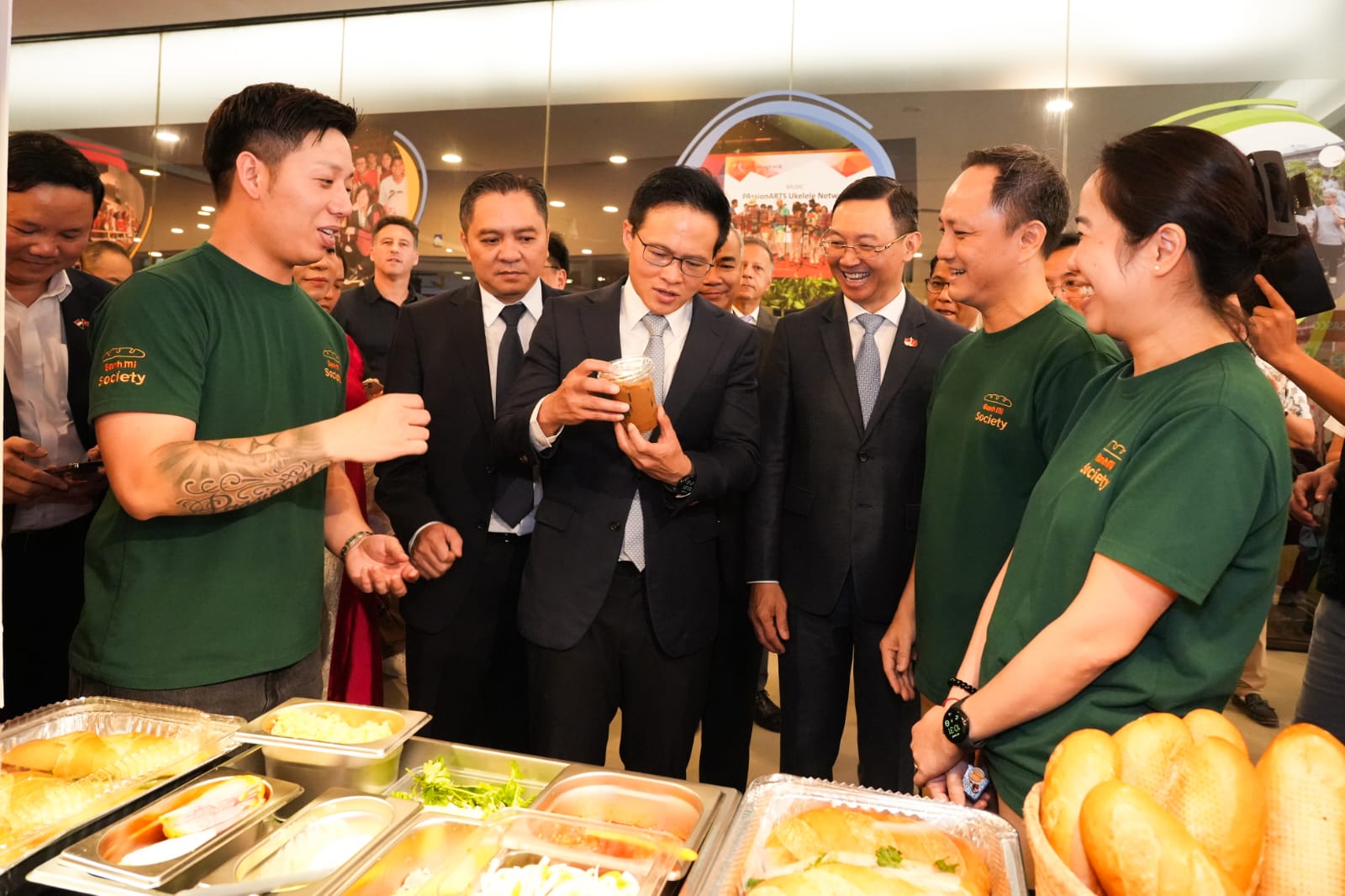 Bánh tráng trộn và bánh mì Việt: Từ vỉa hè đến sân khấu toàn cầu