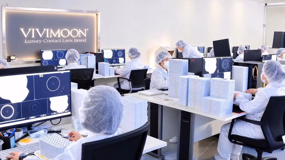 Cận thị ở trẻ em bùng nổ vì điện thoại: Cha mẹ phải thay đổi trước