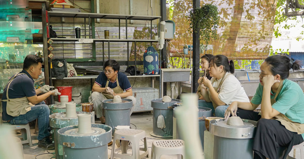 Học làm gốm như liệu pháp chữa lành trong du lịch thủ công