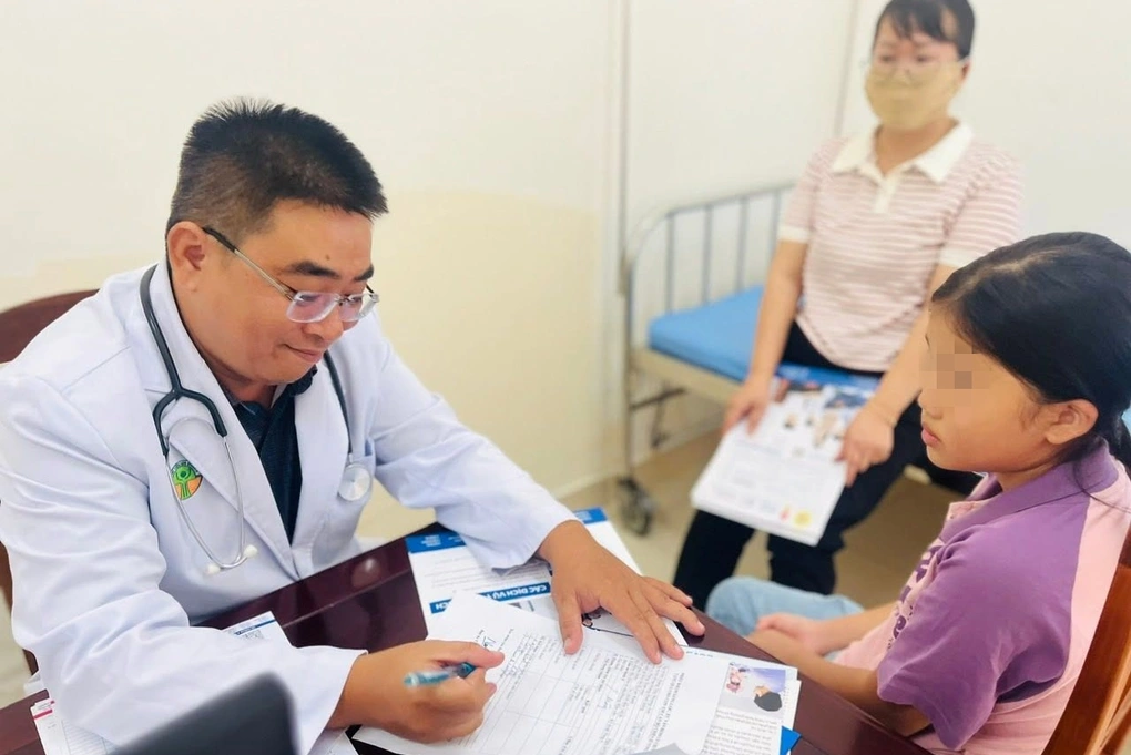 Trẻ trơ lì cảm xúc vì livestream độc hại: cha mẹ không thể đứng ngoài