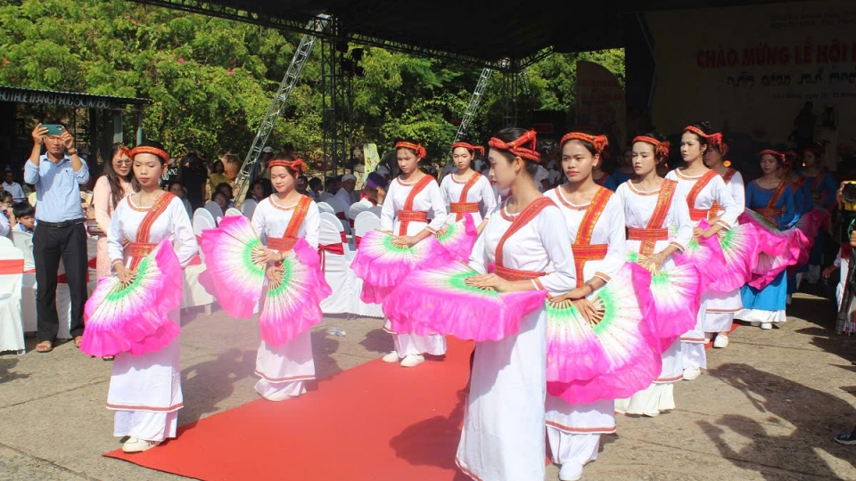 Trải nghiệm làm gốm truyền thống: từ bàn xoay đến chữa lành