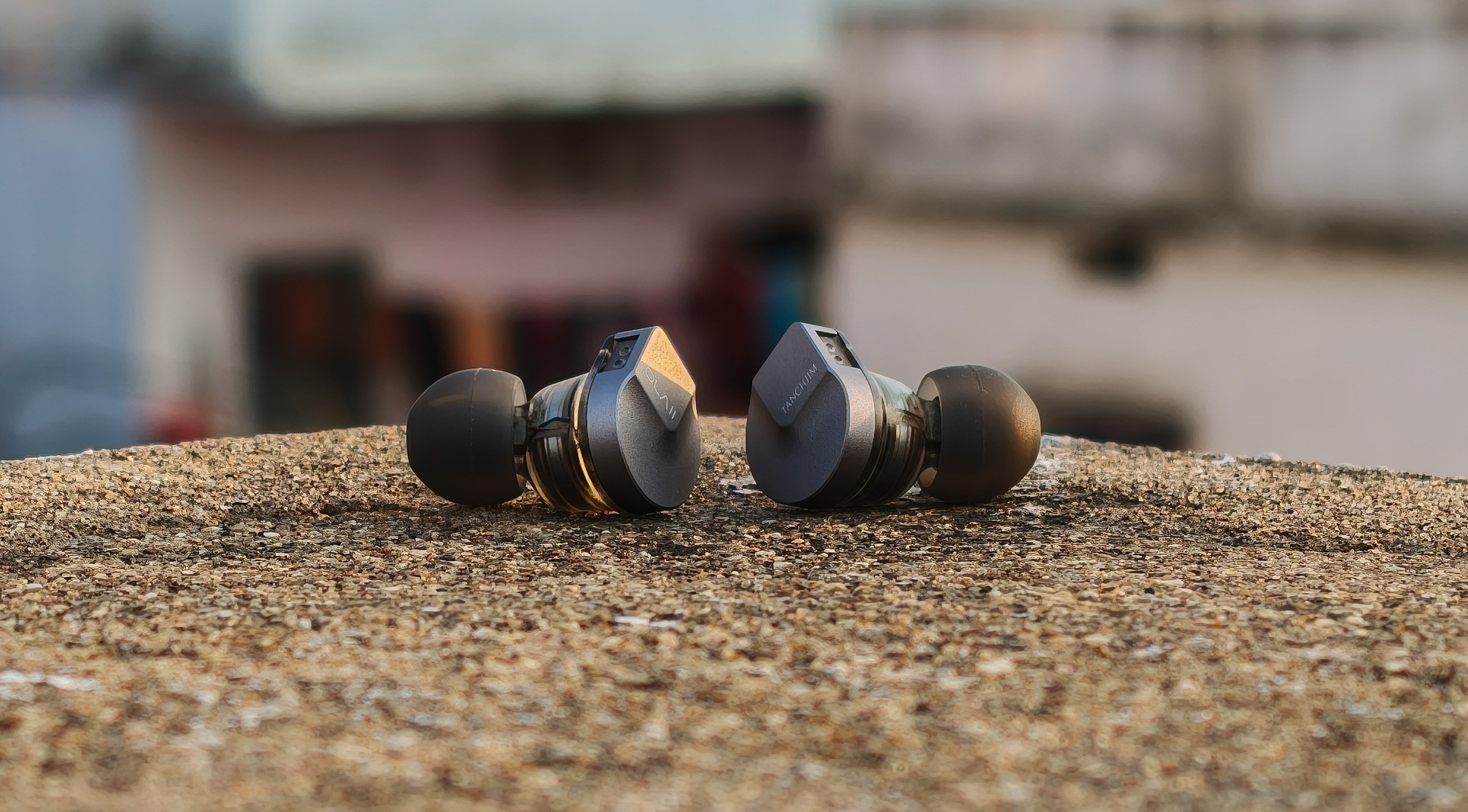 Single Dynamic vs Hybrid Driver IEMs Under $200: Which Tuning Wins