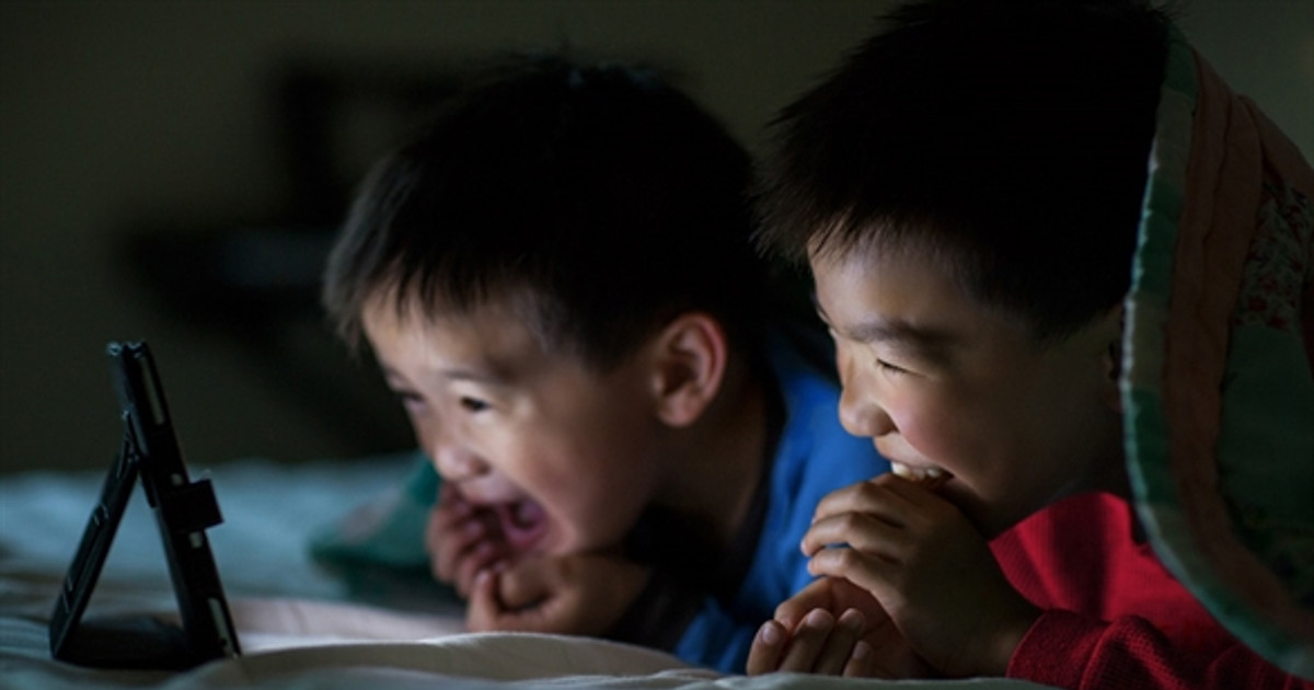 Trẻ trơ lì cảm xúc vì livestream độc hại: cha mẹ không thể đứng ngoài