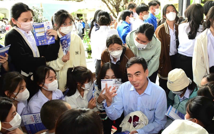 100% đậu đại học Y: Thành công hay cái giá của tuổi thơ?