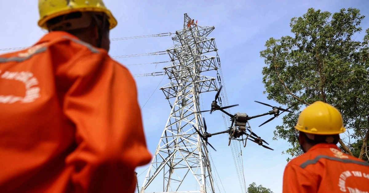 Drone kéo dây điện trên không tăng tốc hạ tầng điện Phú Quốc