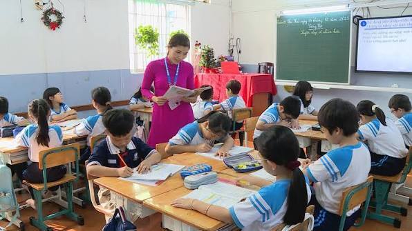 Miễn học phí nhưng phụ huynh vẫn phải chuẩn bị ví tiền