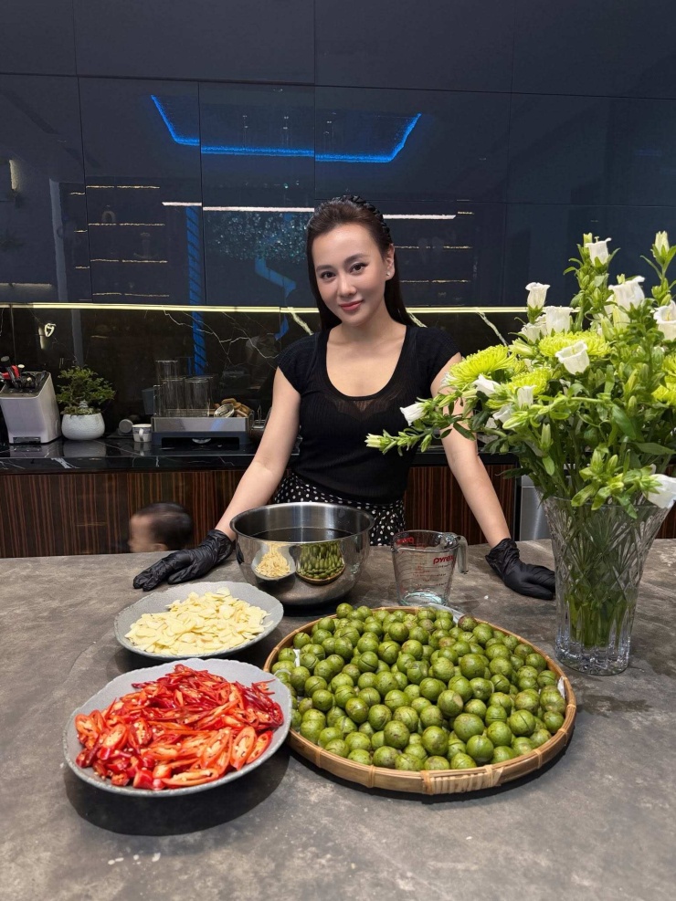 Phương Oanh và nghệ thuật trang điểm tối giản ở tuổi 37