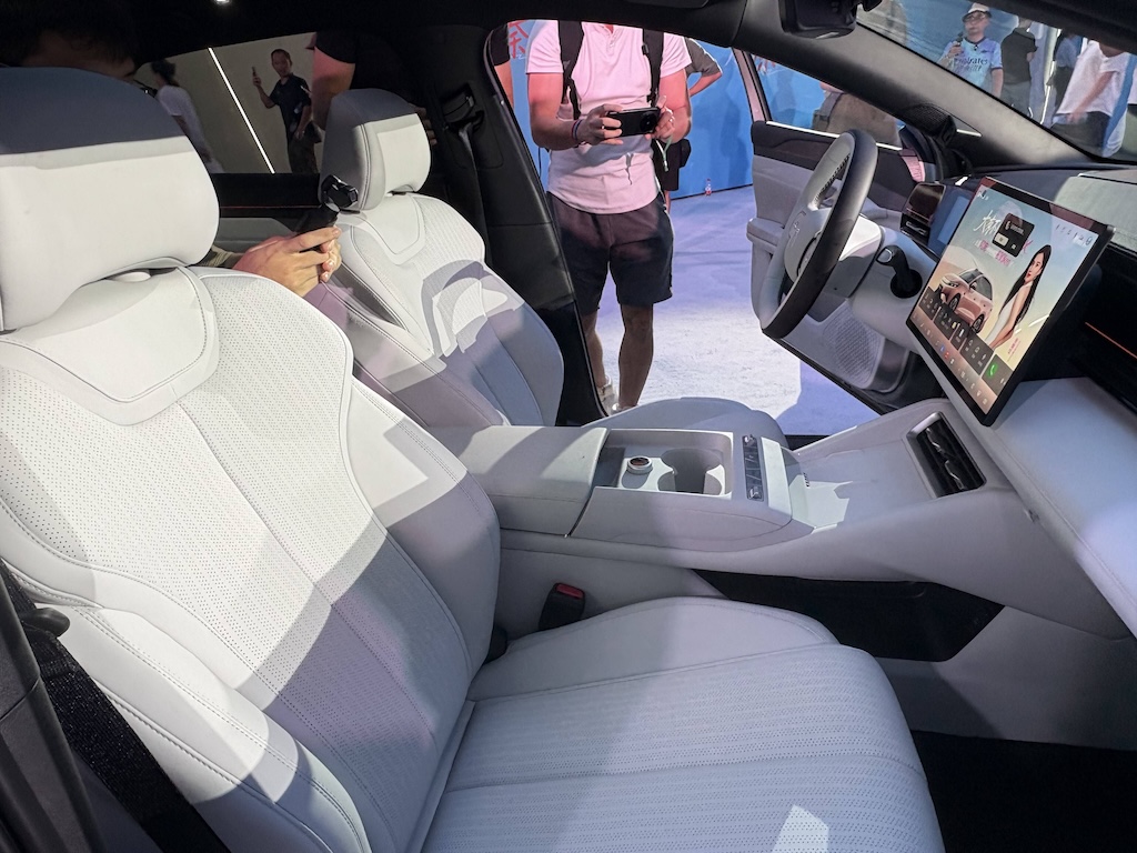 BYD Qin Max vs Seal 06: chiến lược tự cạnh tranh ở sedan hạng D