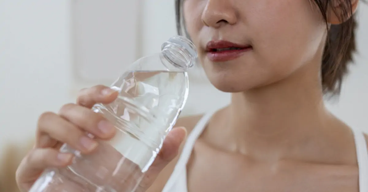 Uống nước quá nhiều trong thời gian ngắn: Lời cảnh báo từ phù não đến suy thận cấp