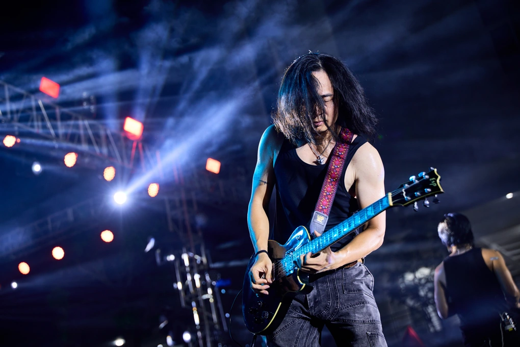 Bức Tường trở lại sân Xây dựng: ký ức rock và chiếc mũ bảo hộ