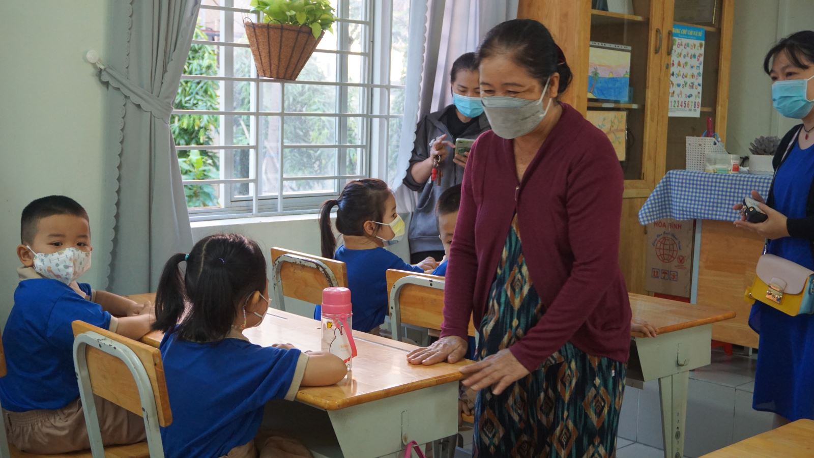 Học sinh lo lắng khi tựu trường: Dấu hiệu cảnh báo và cách giúp con vượt qua