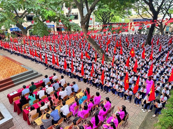 Khai giảng với điểm cầu trung tâm ở trường nội trú biên giới