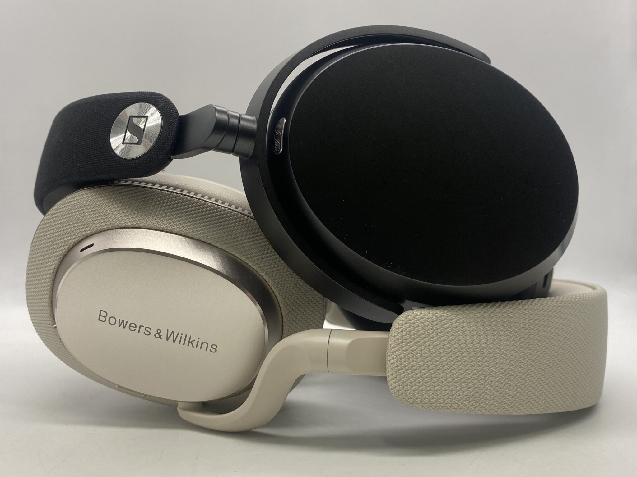 Sennheiser Momentum 5 Wireless vs Bowers & Wilkins PX7 S3: Tai nghe flagship nào cho audiophile?