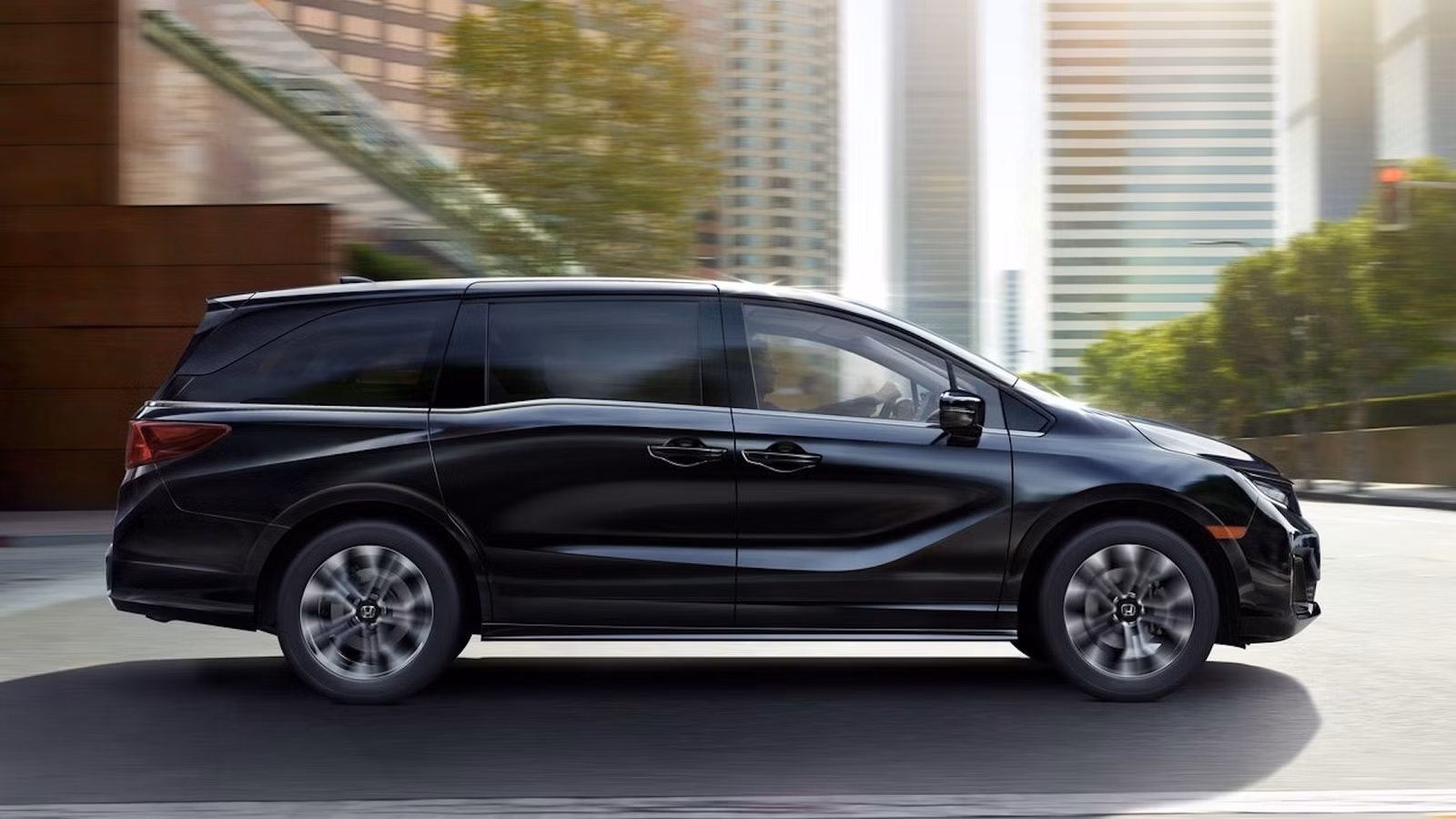 Honda Odyssey V6 vs Hybrid Rivals: Power, Speed and Space