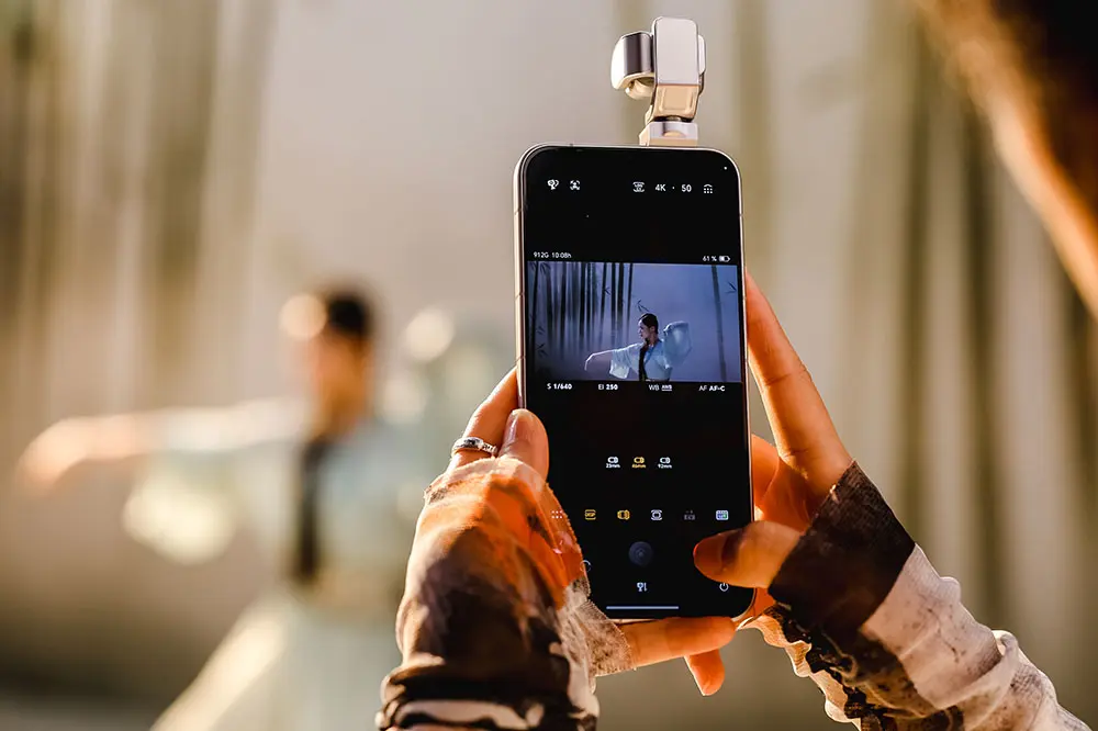 Honor’s Robot Phone Turns Smartphone Video into a Cinematic, Stabilized Camera Rig