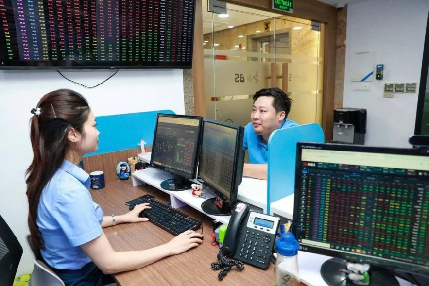 Thị trường chứng khoán: Từ số hóa giao dịch đến dữ liệu thông minh