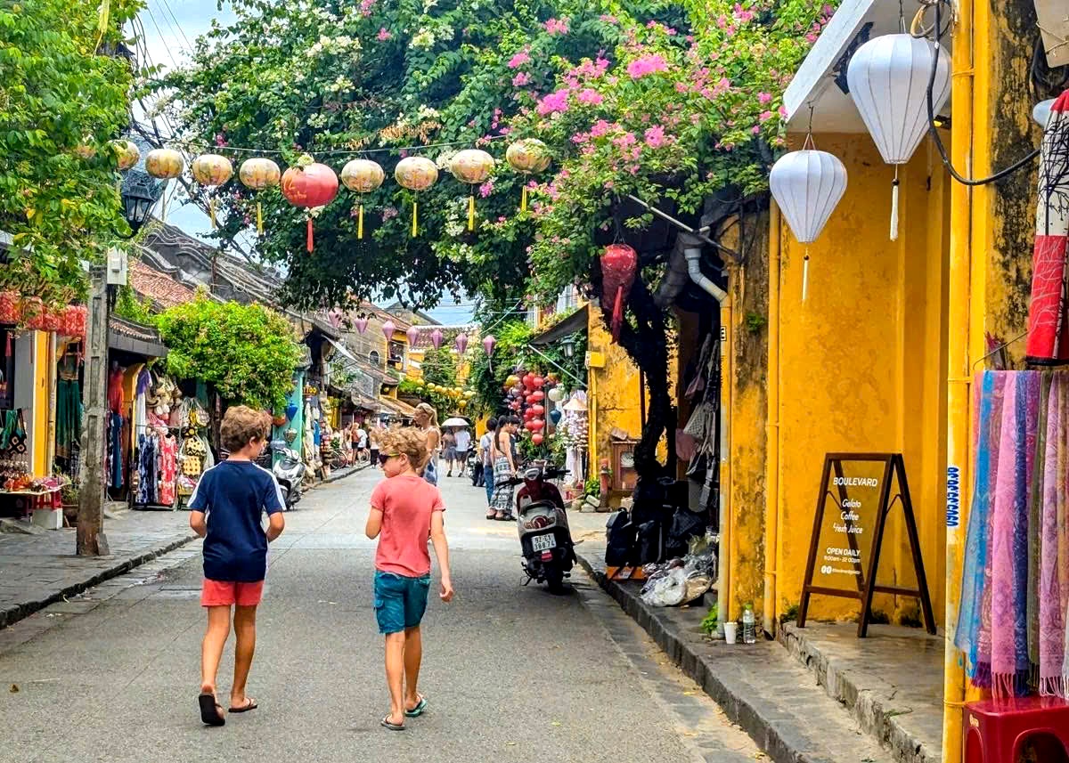 Việt Nam cần làm gì để du khách quốc tế dễ mua tour hơn
