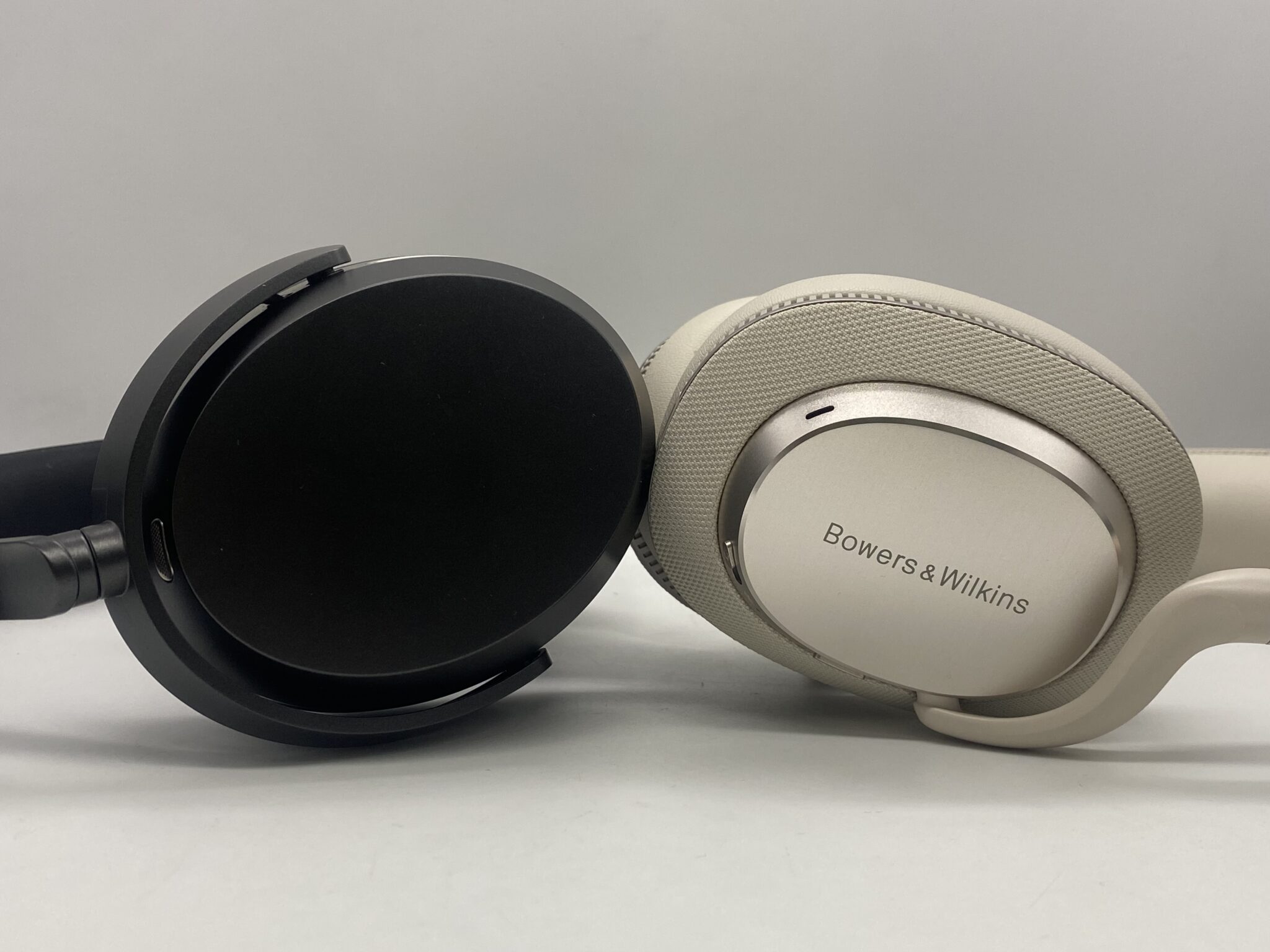 Sennheiser Momentum 5 Wireless vs Bowers & Wilkins PX7 S3: Tai nghe flagship nào cho audiophile?