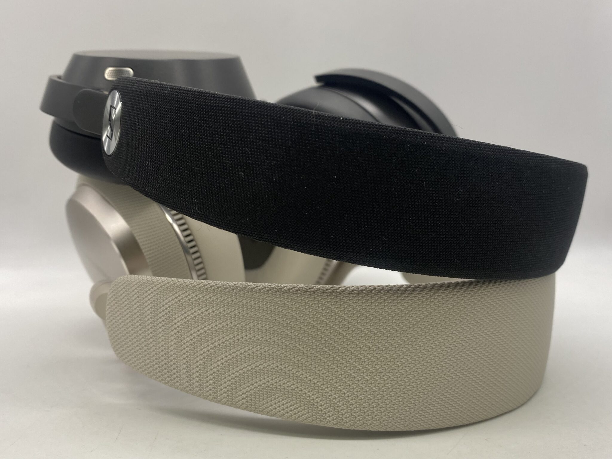 Sennheiser Momentum 5 Wireless vs Bowers & Wilkins PX7 S3: Tai nghe flagship nào cho audiophile?