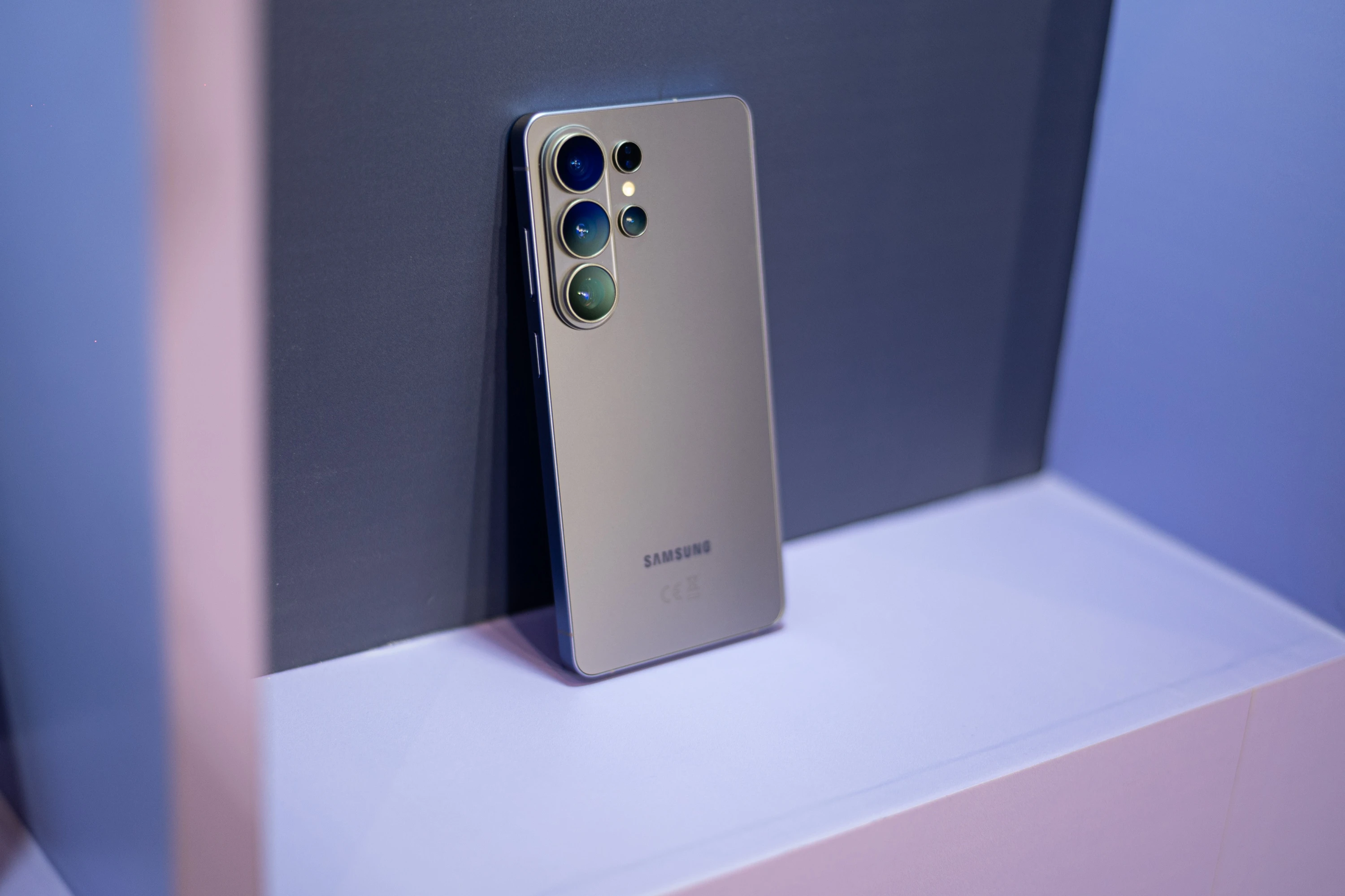 Samsung cam kết 7 năm cập nhật: điện thoại sống được bao lâu?