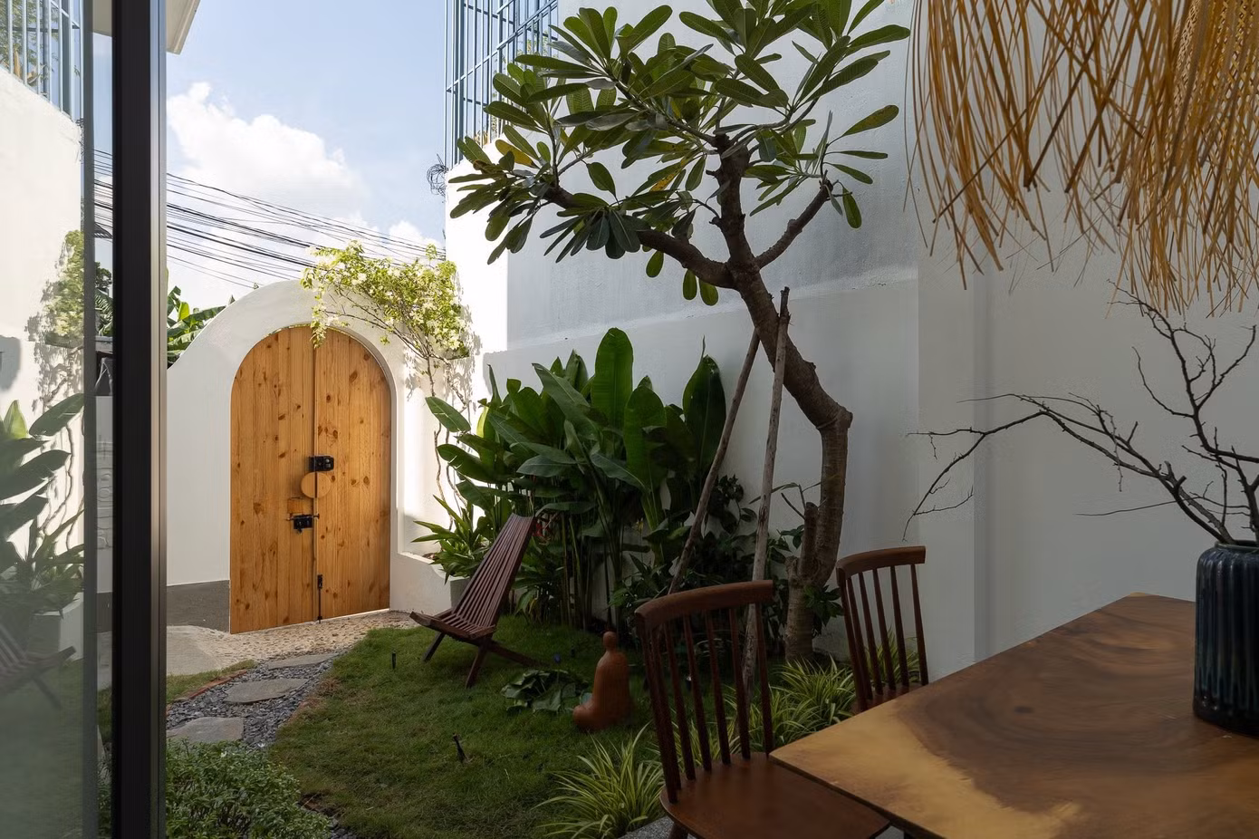 Từ nhà phố hẹp thành không gian nghỉ dưỡng