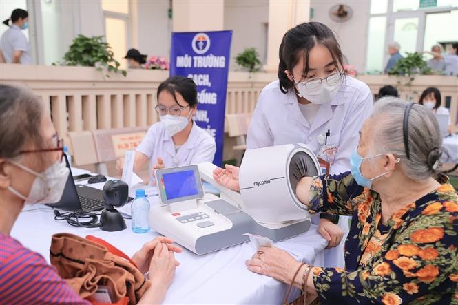 Người cao tuổi sống một mình: Nguy cơ cấp cứu và lưới an toàn cần có