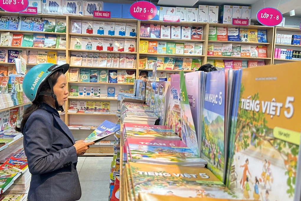 Sách giáo khoa khan hiếm, giá cao: Mua ở đâu để an toàn và tiết kiệm?