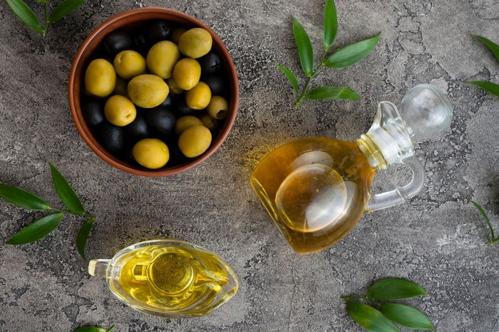 Gừng, vỏ bưởi và dầu olive: công thức tóc khỏe từ gian bếp