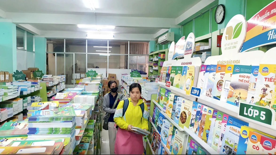 Phụ huynh căng thẳng tìm sách giáo khoa: Nên bình tĩnh và mua thông minh