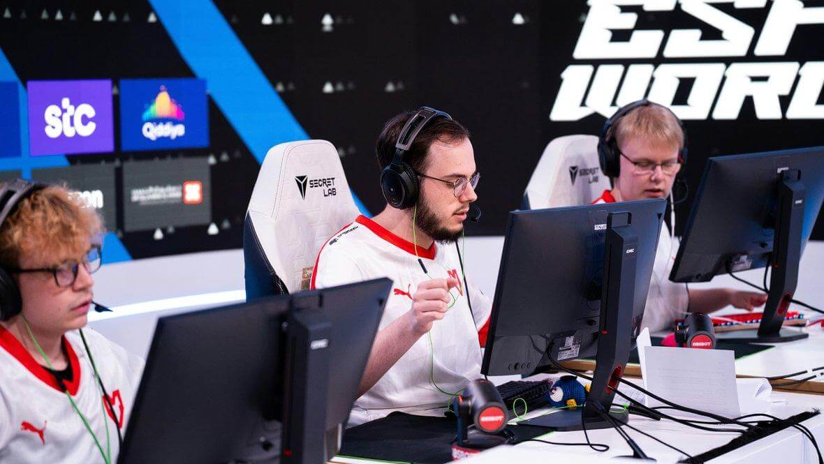 NAVI and MOUZ Punch Playoff Tickets as Elite Lineups Survive EWC Qualification Gauntlet