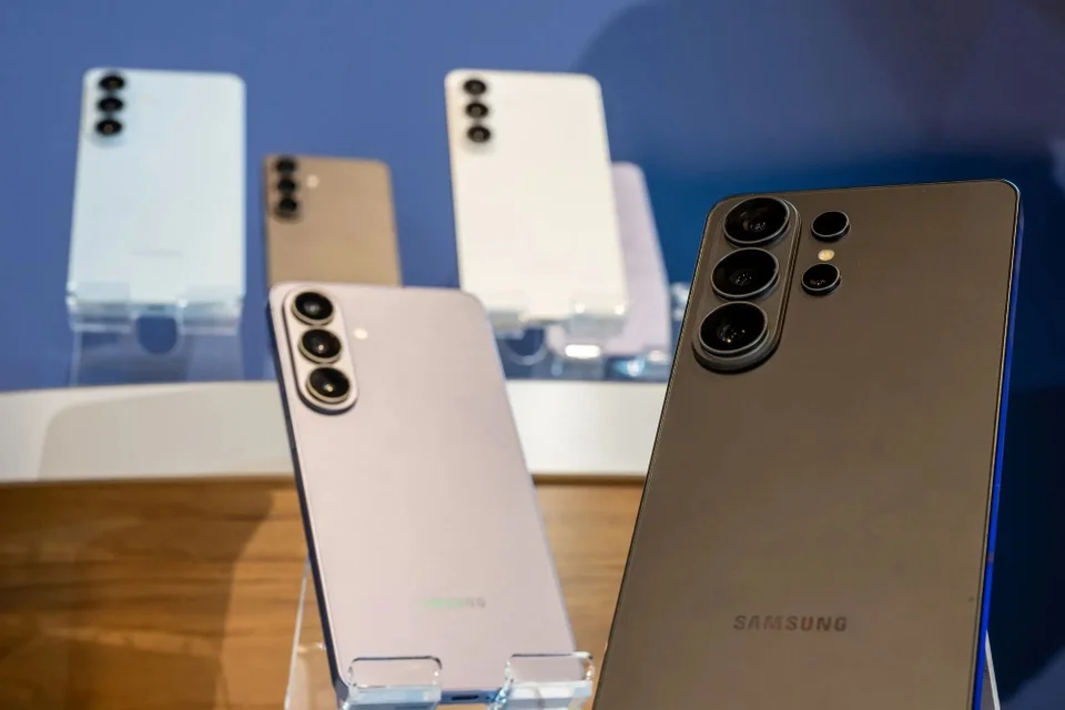 Samsung cam kết 7 năm cập nhật: điện thoại sống được bao lâu?
