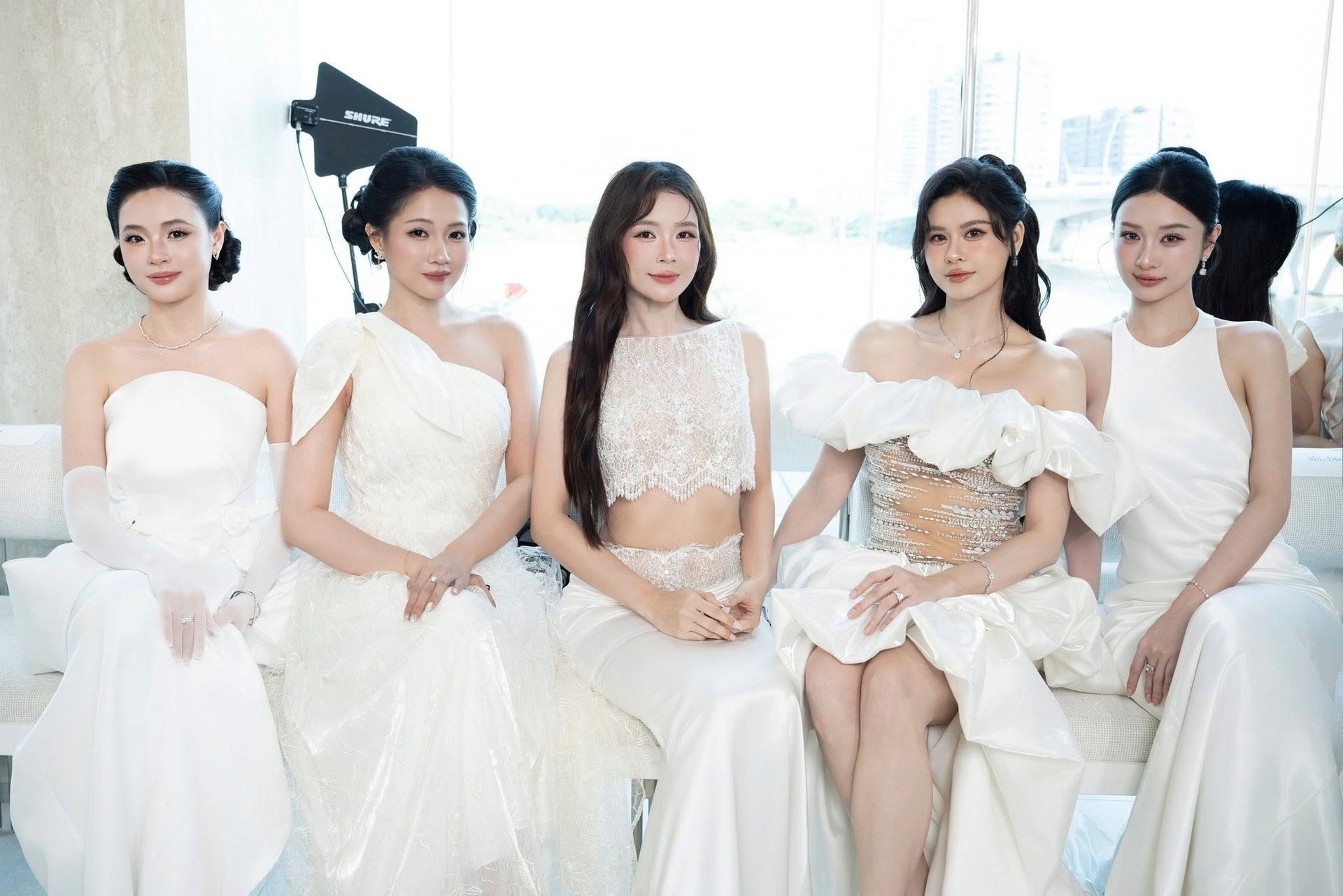 Sam chinh phục thảm đỏ The Prime với thiết kế cắt xẻ táo bạo