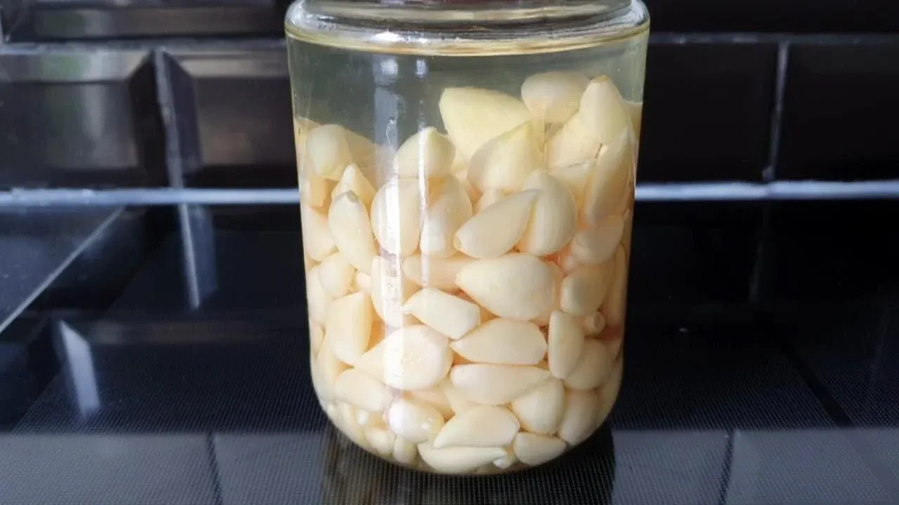Khoa học đằng sau những mẹo bếp đơn giản với giấm, chanh và nước sôi