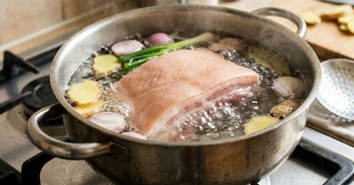 Luộc thịt đúng cách: Nước lạnh hay nước sôi cho thịt mềm ngọt, không khô?