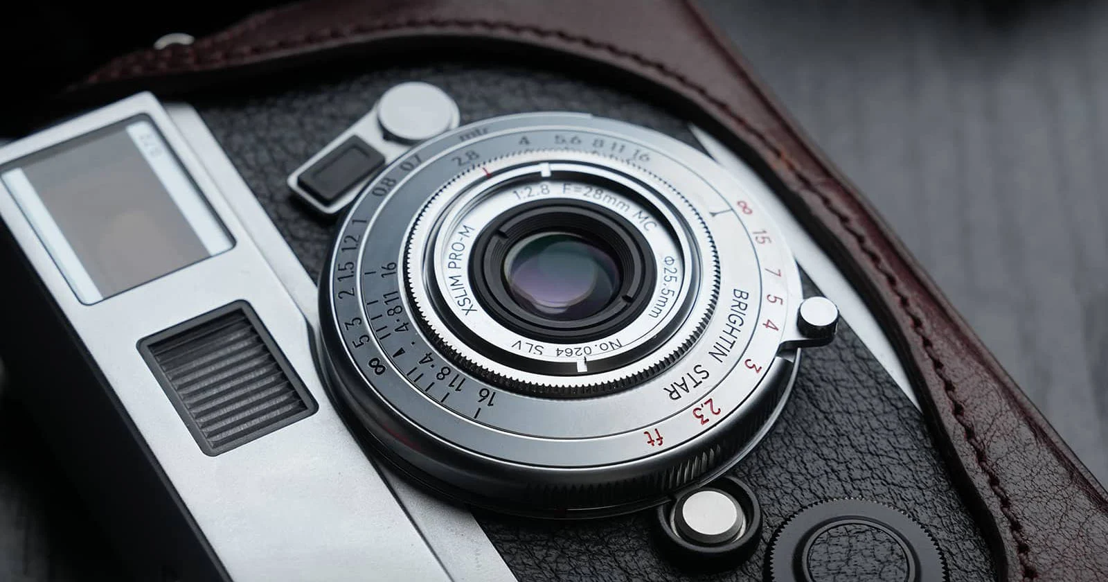 Ống kính pancake Brightin Star 28mm f/2.8: nhỏ gọn nhưng có đáng để bỏ ống Summicron?