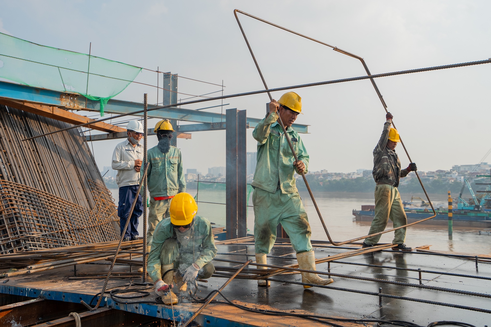 Cầu Hồng Hà và Cầu Trần Hưng Đạo: cuộc đua tiến độ trên sông Hồng