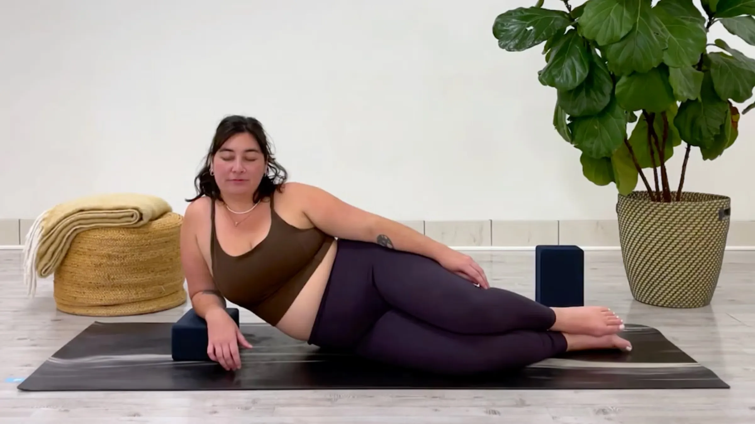Latihan Yoga Sisi Badan: Urutan 12 Minit Untuk Fleksibilitas Lateral