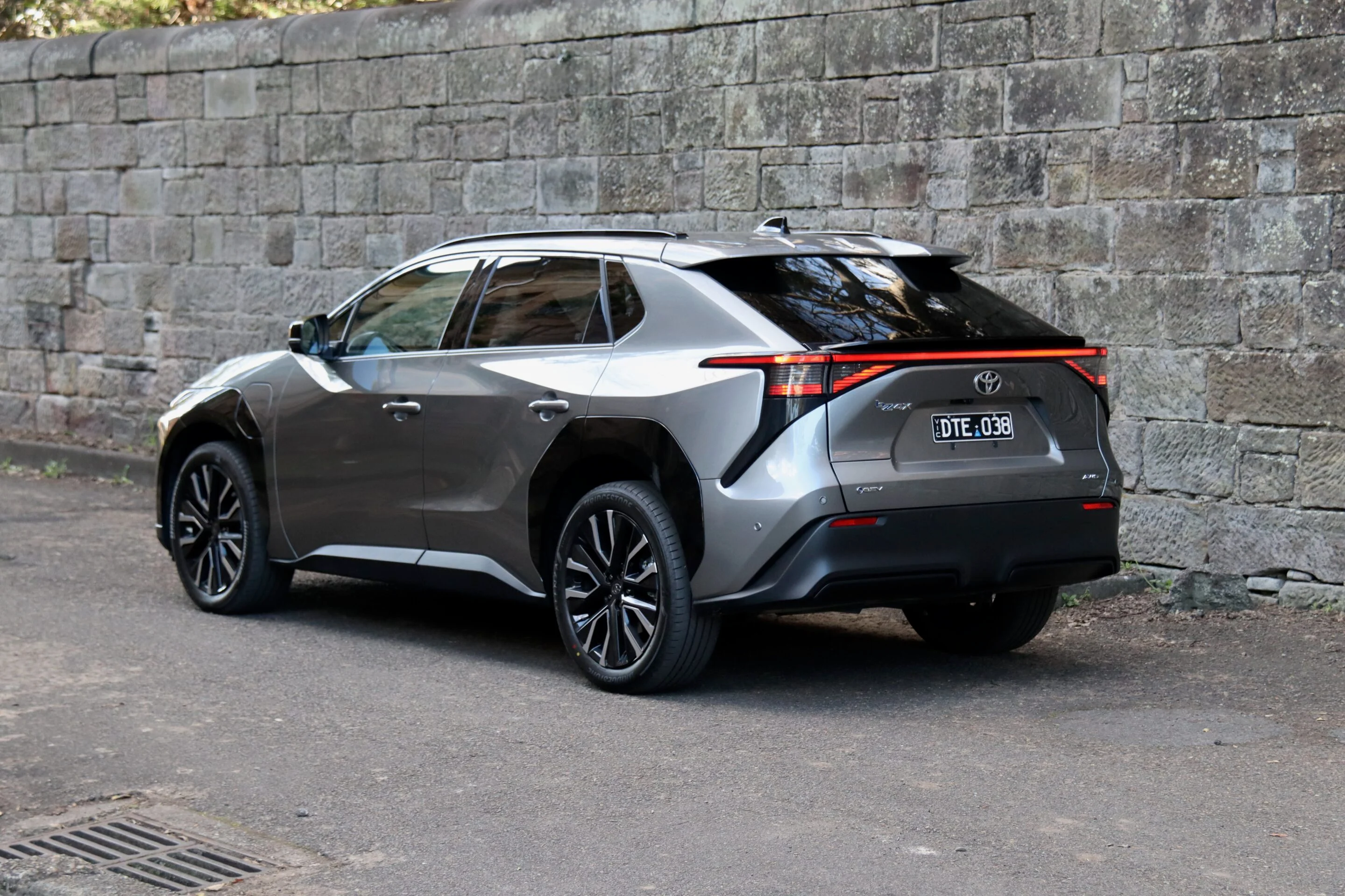 Toyota’s Twin-Track EV Strategy: Discounts Now, Cheaper Batteries Next