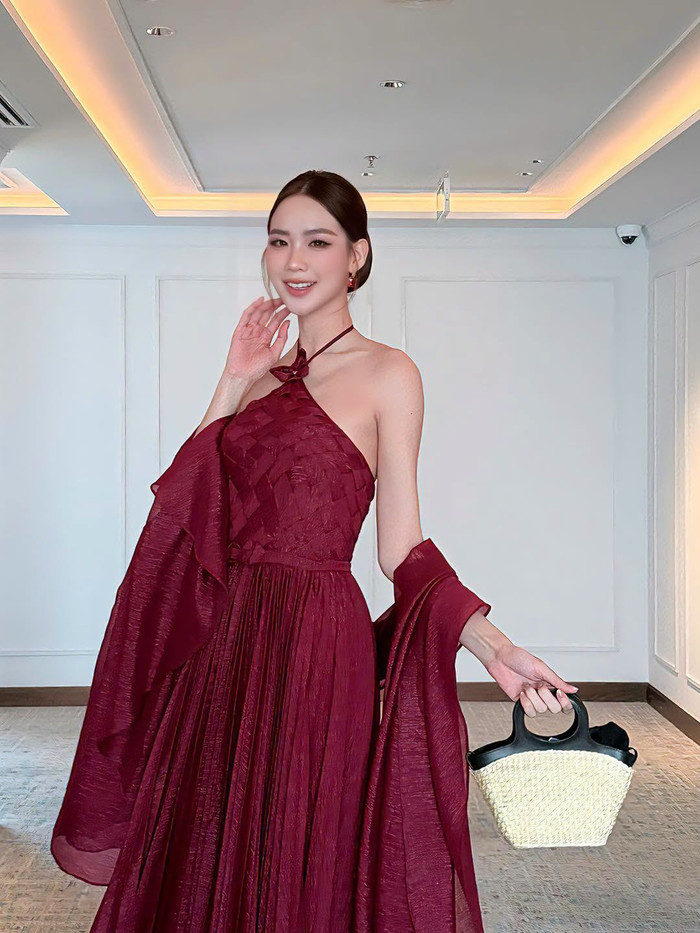 Bí quyết tóc búi hoàn hảo cho sân khấu ngoài trời