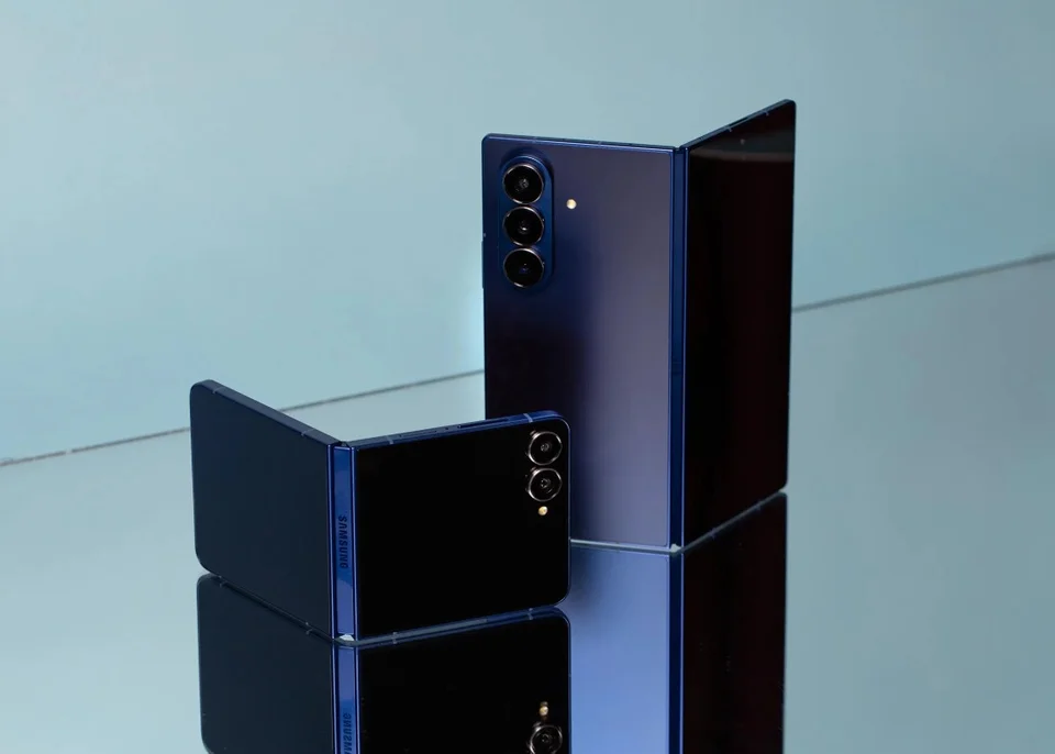 Điện thoại gập Samsung dùng được bao lâu so với máy thường?