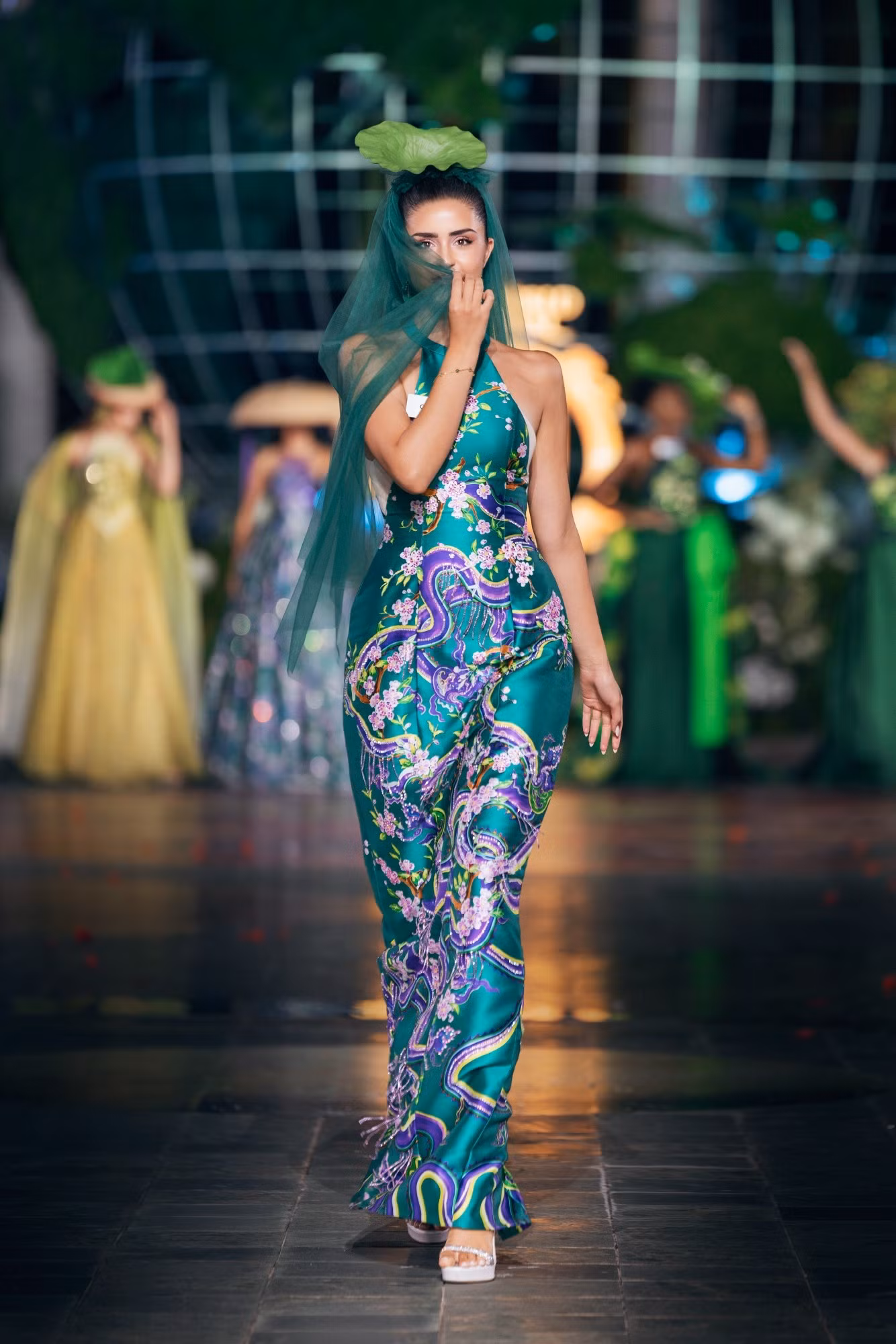 Năm bộ sưu tập Miss World: Khi văn hóa Việt bước lên sàn diễn bên bờ biển