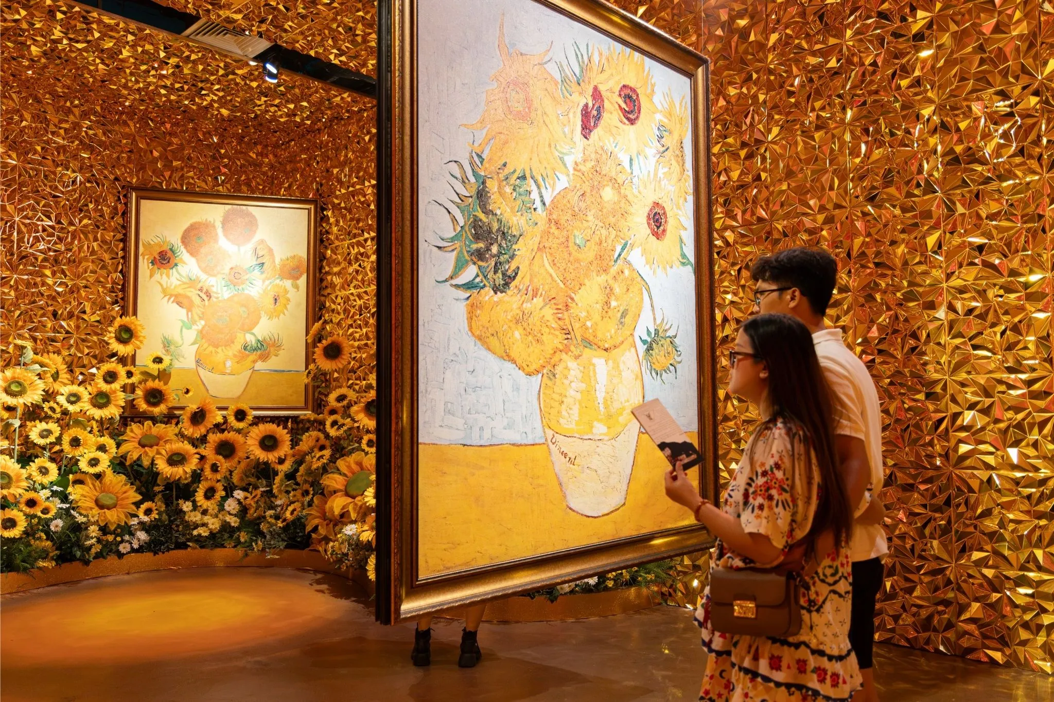 Từ khung tranh đến không gian sống động: Van Gogh bước ra ngoài bức họa