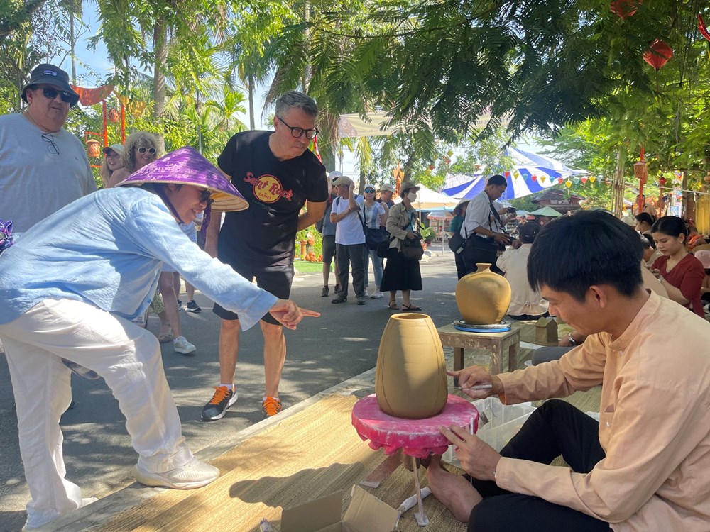 Lễ hội giỗ Tổ nghề gốm Thanh Hà: Nghi lễ sống giữa làng gốm đang đổi mới