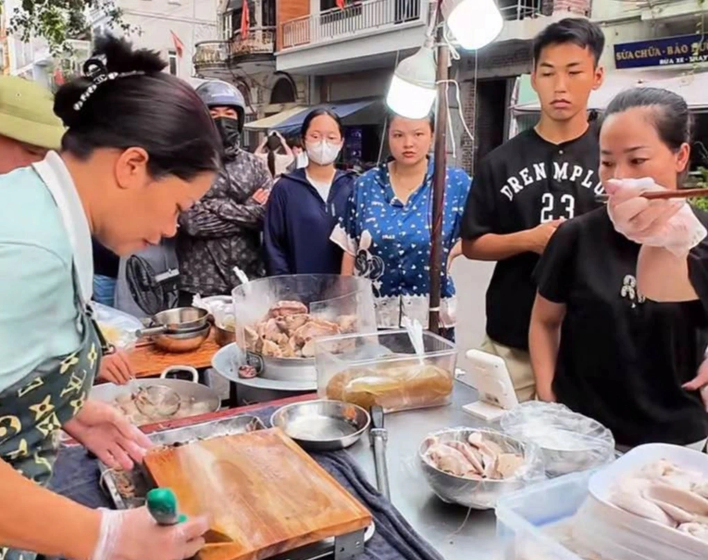 Từ quầy hàng đến nhân vật: tiểu thương ăn đường phố xây dựng thương hiệu cá nhân