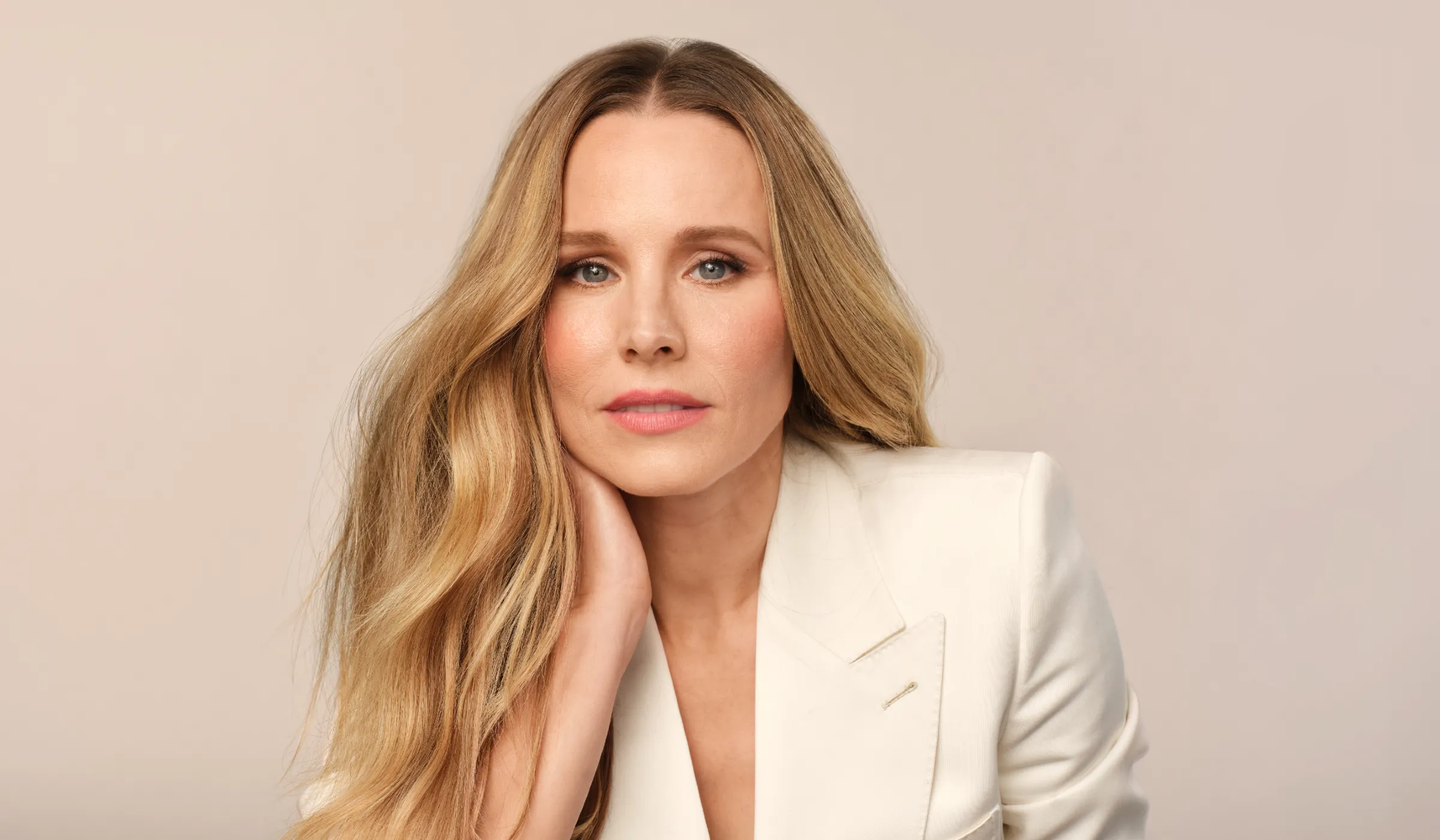 Sao Hollywood Tiết Lộ Bí Kíp Skincare: Từ Retinol Đến Lip Stain Giá Rẻ