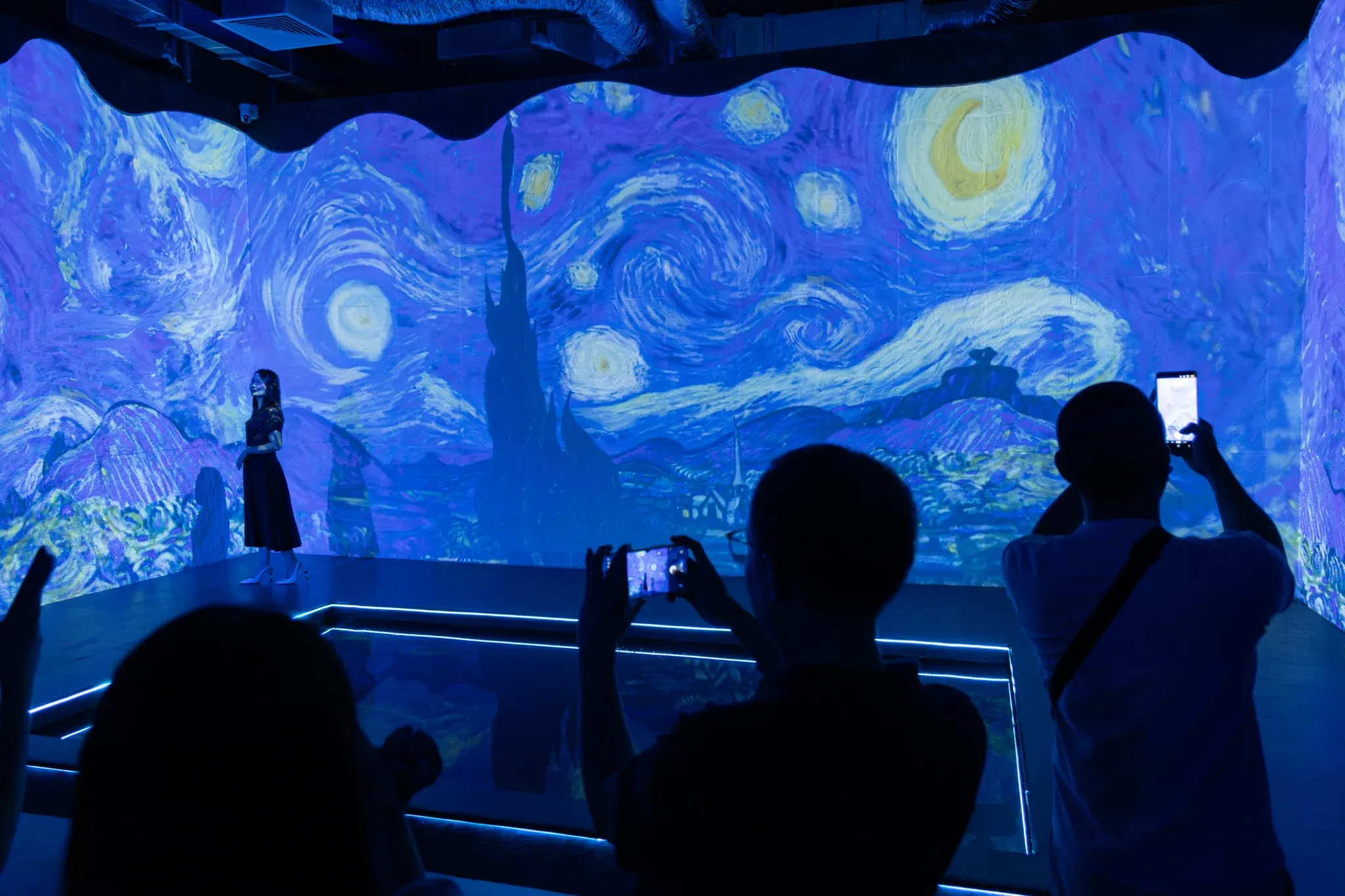 Từ khung tranh đến không gian sống động: Van Gogh bước ra ngoài bức họa