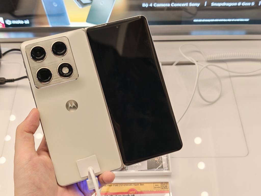 Motorola Razr Fold giá gần 50 triệu: Công nghệ đỉnh nhưng có đáng nâng cấp?